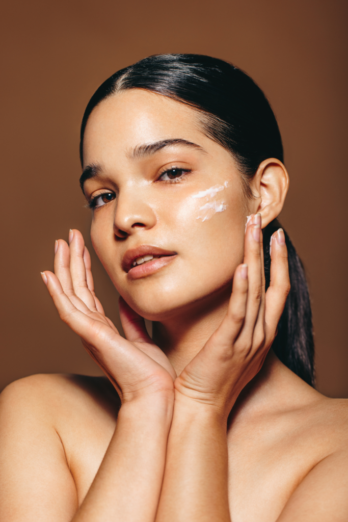 Schön im Schlaf, Frau cremt ihr Gesicht ein