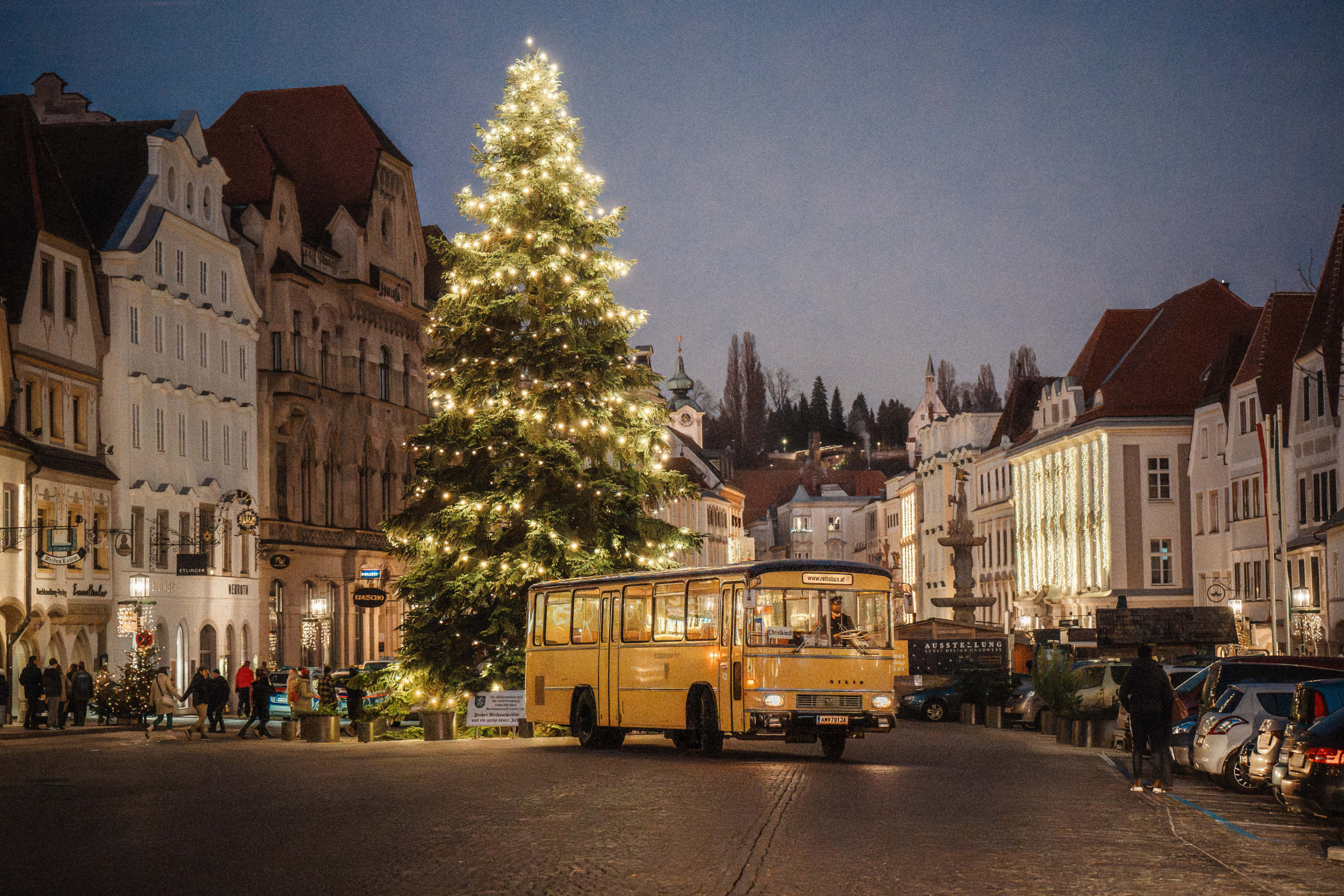 Ausgewählte Adventmärkte: Ein historischer Postbus verbindet die einzelnen Advent-Stationen in Steyr.