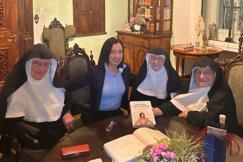 Manuela Macedonia mit den Nonnen von Goldenstein