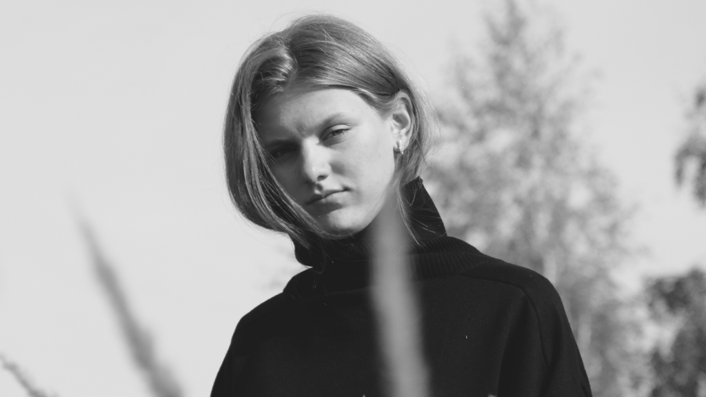 Frau mit hohem Kragen in der Natur