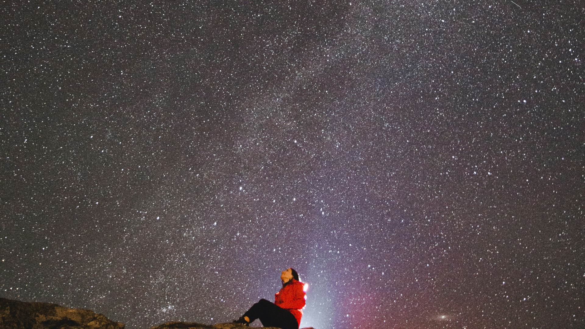 Frau am Berg, im Hintergrund Sternenhimmel