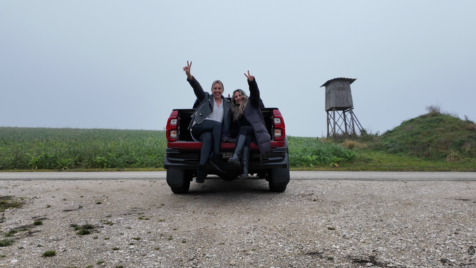 Hilux GR Sport: Autotesterinnen Ana Mrvelj und Nicole Madlmayr