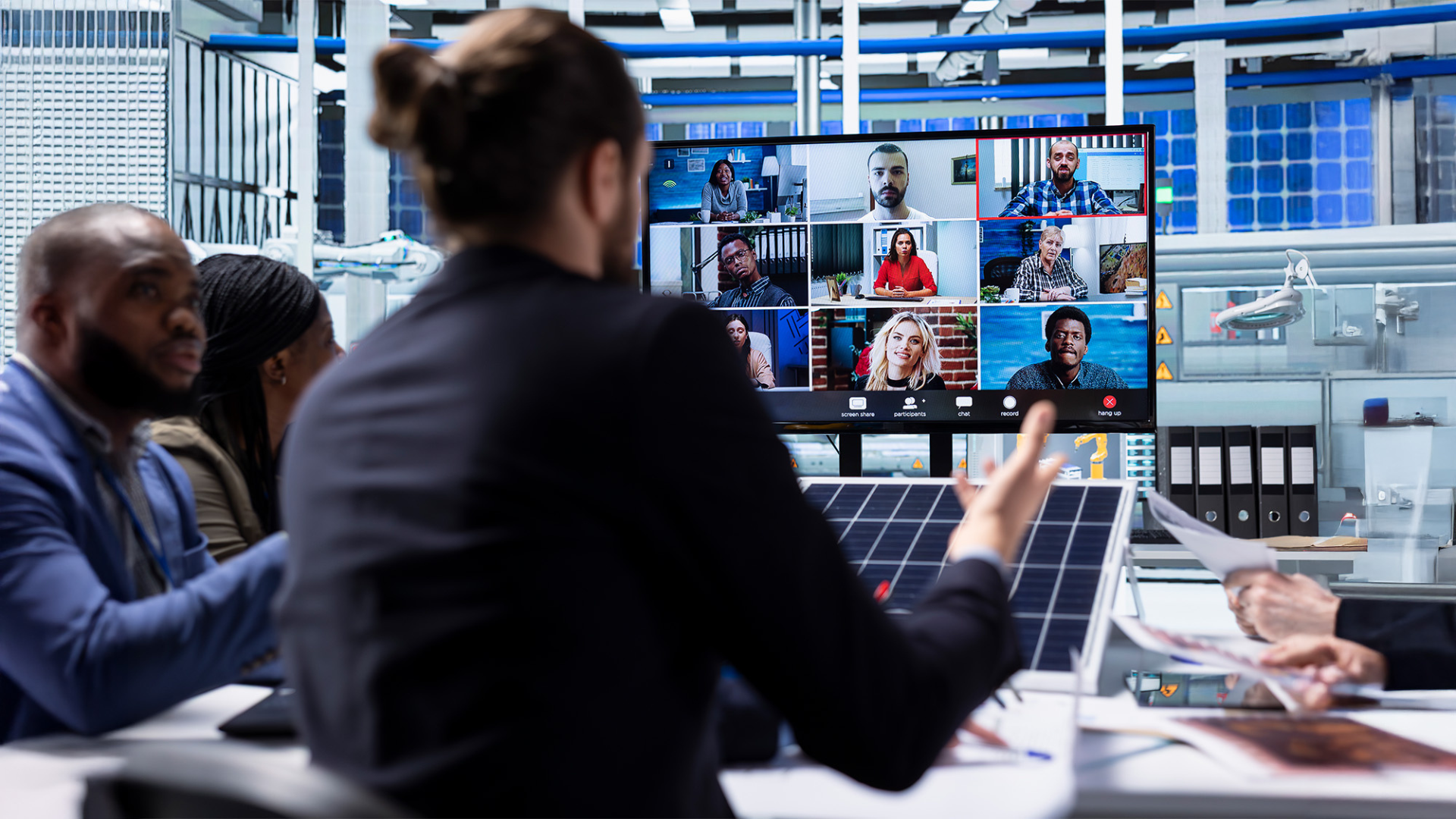 Nöhmer Cablevision GmbH: Online Meeting mit verschiedenen Personen.