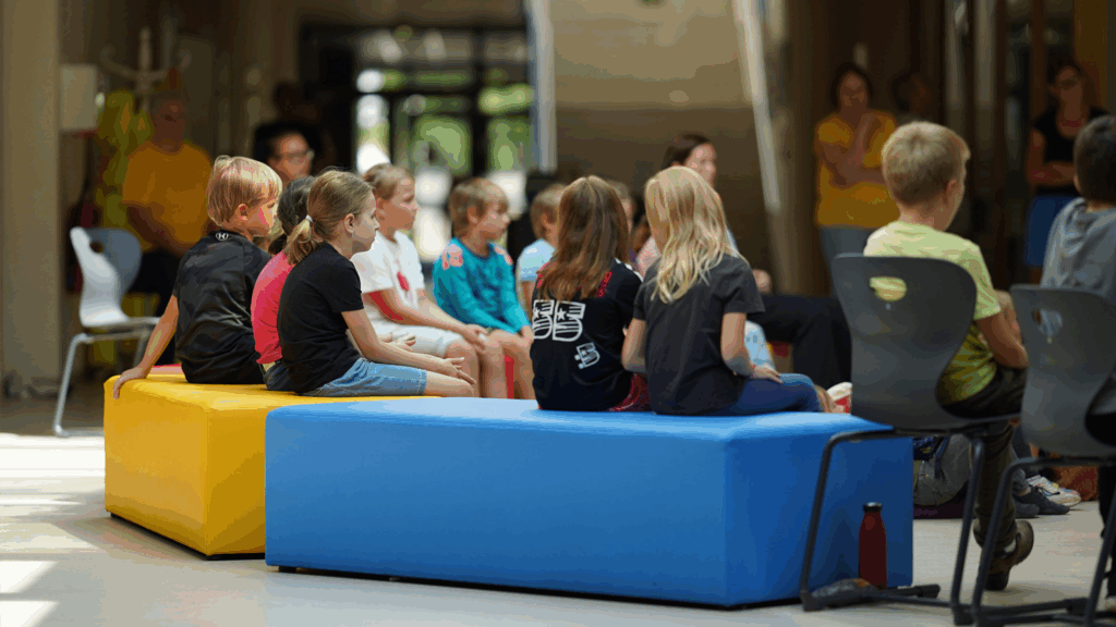 Elisabeth Alexandra Pichlmann: Gruppe von Kindern sitzt beim Vortrag