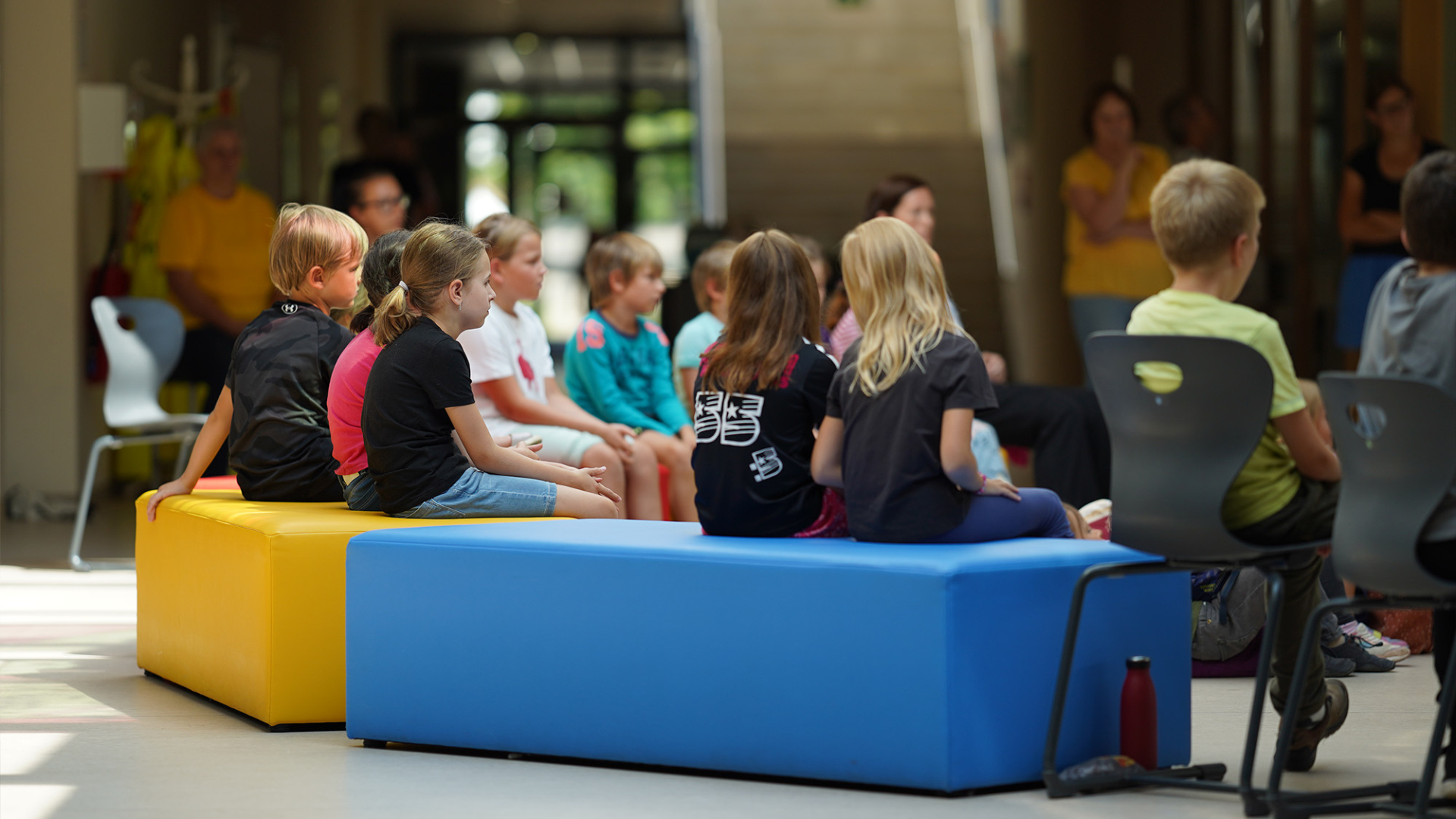 Elisabeth Alexandra Pichlmann: Gruppe von Kindern sitzt beim Vortrag