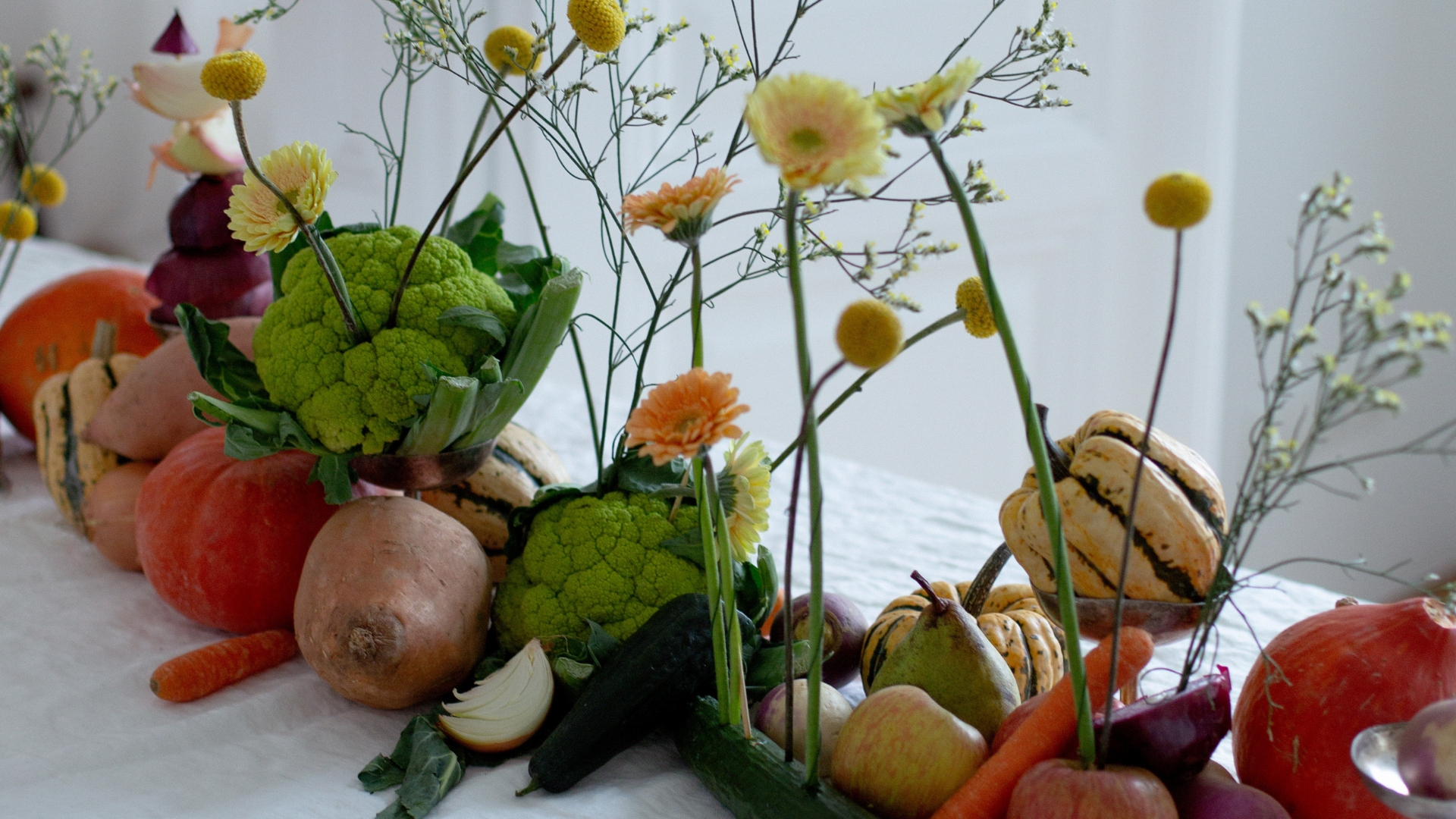 Mit Gemüse gedeckter Tisch