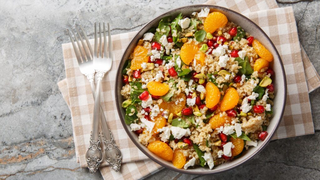 Bunte Gemüsebowl auf einem karierten Tuch.