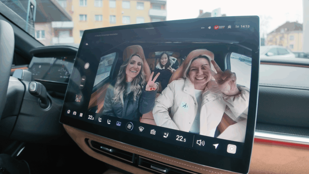 Selfie im Cockpit des neuen Mazda6e