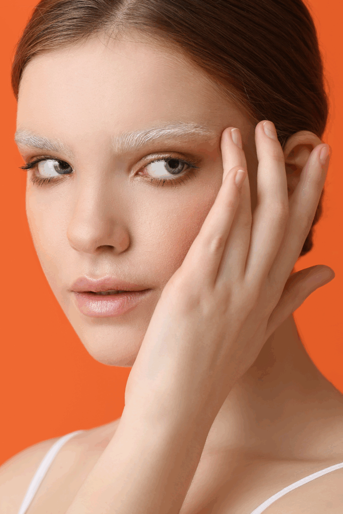 Frau mit blond geschminkten Augenbrauen