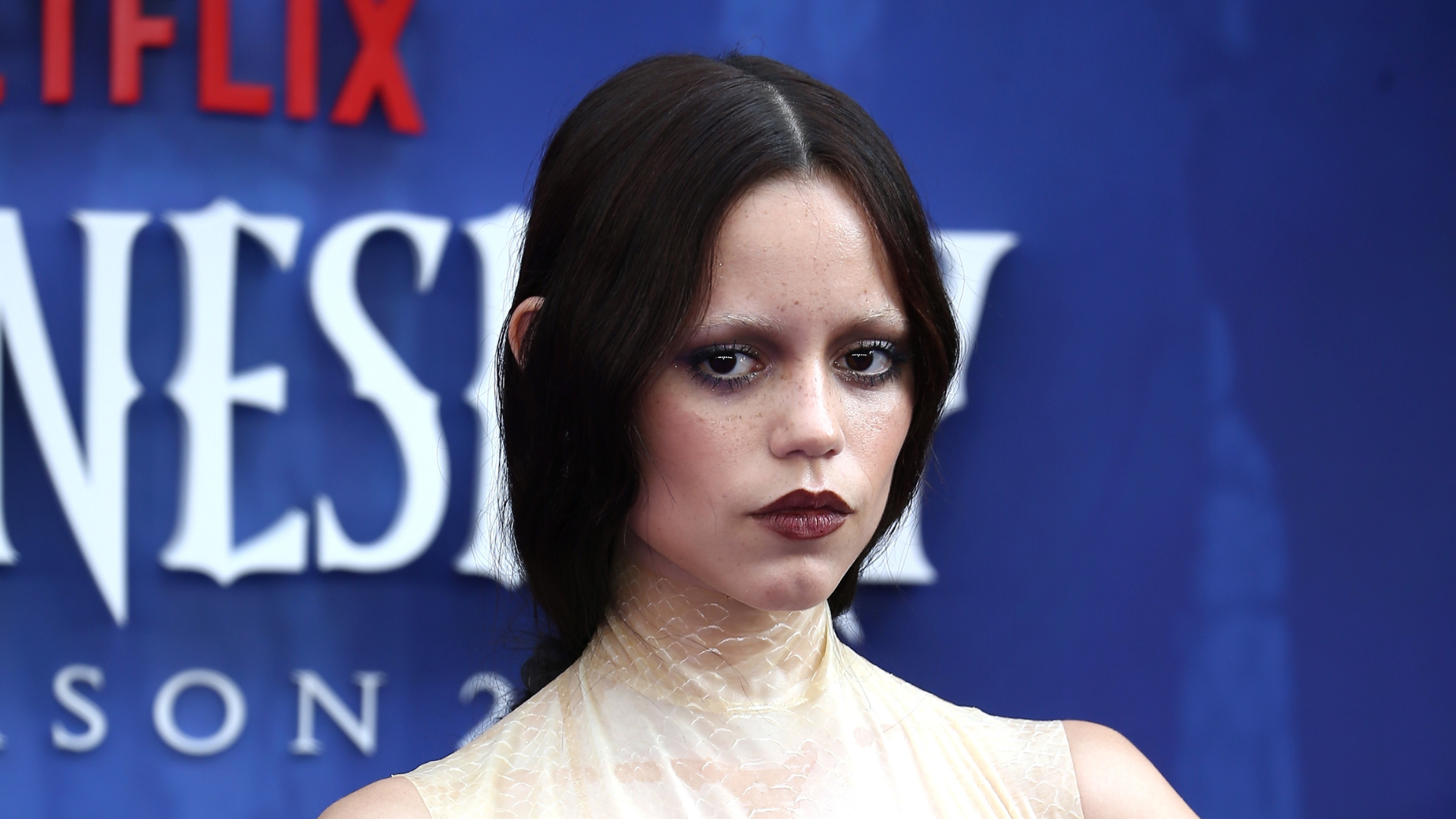 Jenna Ortega mit bleached brows.