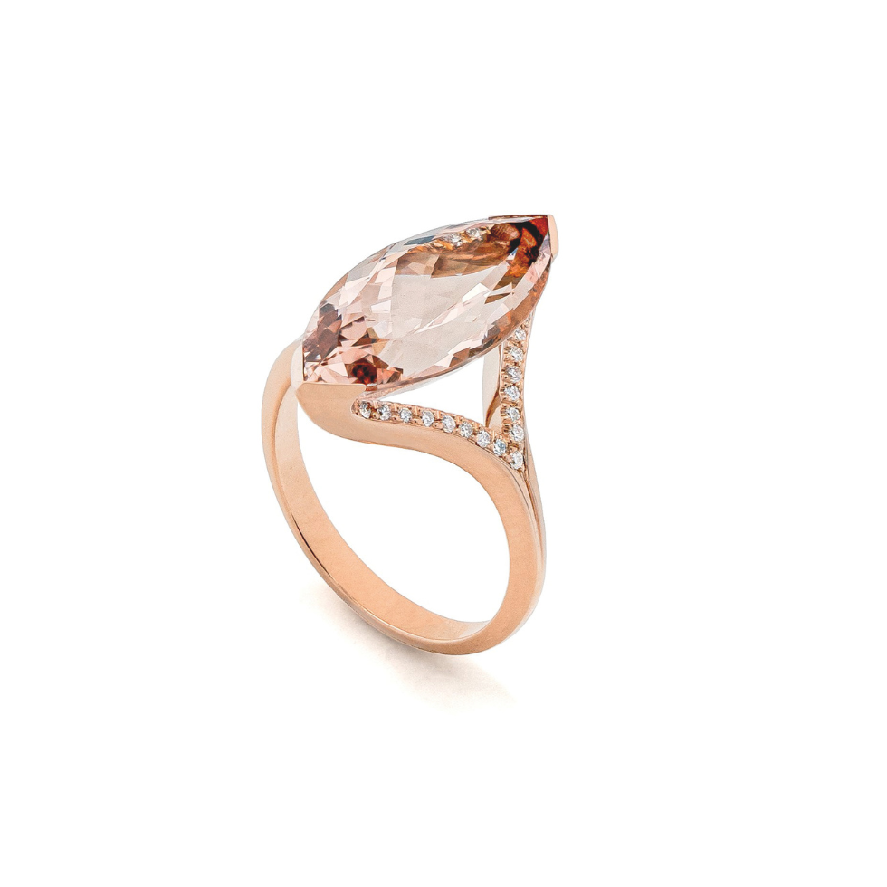 Marquise. 
Ring aus Roségold mit 
38 Diamanten Brillant 0,15 ct. und einem 7,30 ct. Morganit 