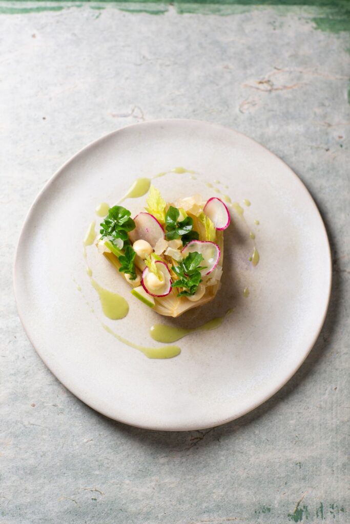 Schön angerichtetes Gericht auf weißem Teller