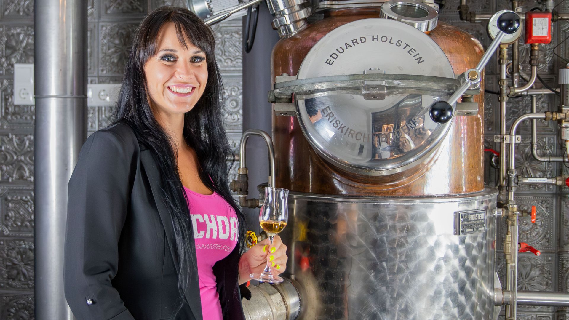 Regina Priglinger-Simader in ihrer Schaudestillerie