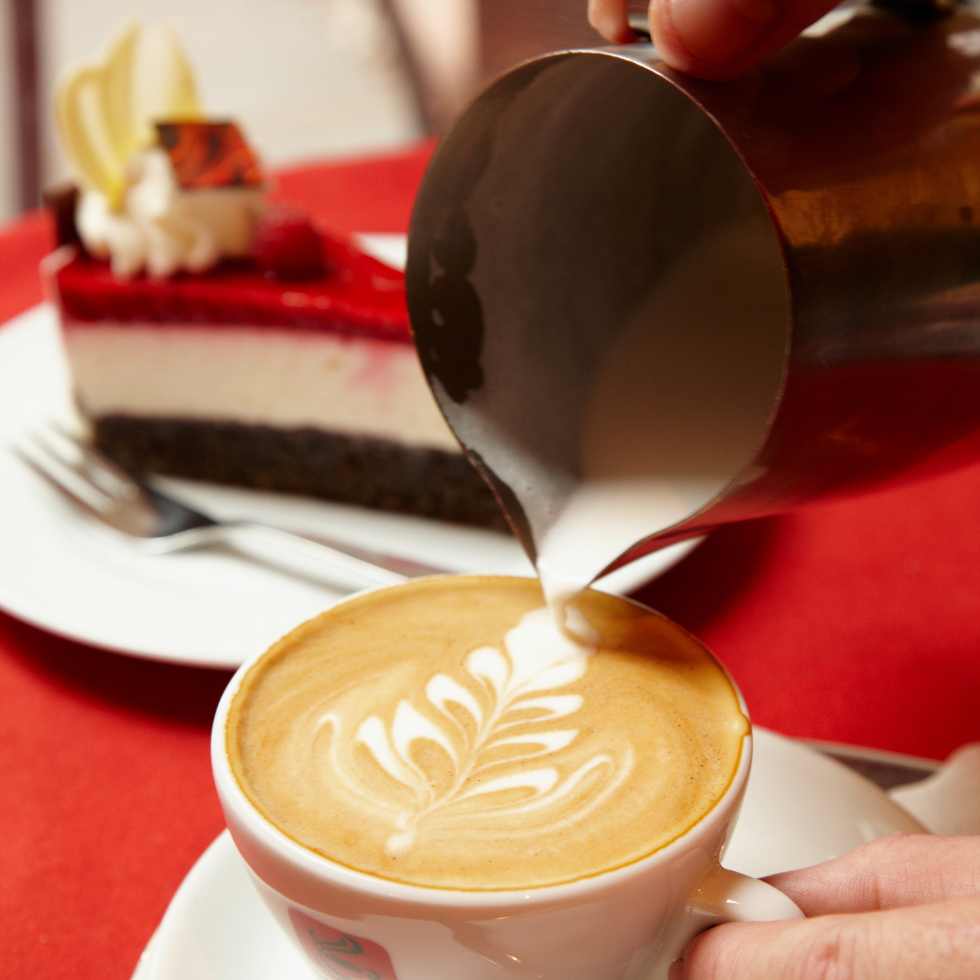 Latte-Art-Cappucino Zubereitung im Café-Konditorei Sturmberger