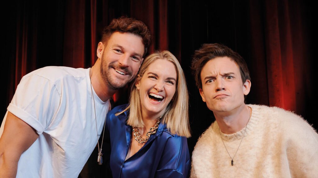 Hawi D'Ehre: Zwei Männer und eine Frau die lachend mit Grimassen in die Kamera blicken