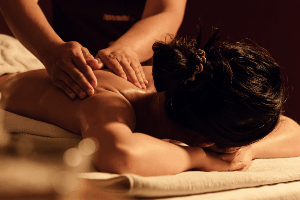 AVIVA****s make friends: Frau wird massiert