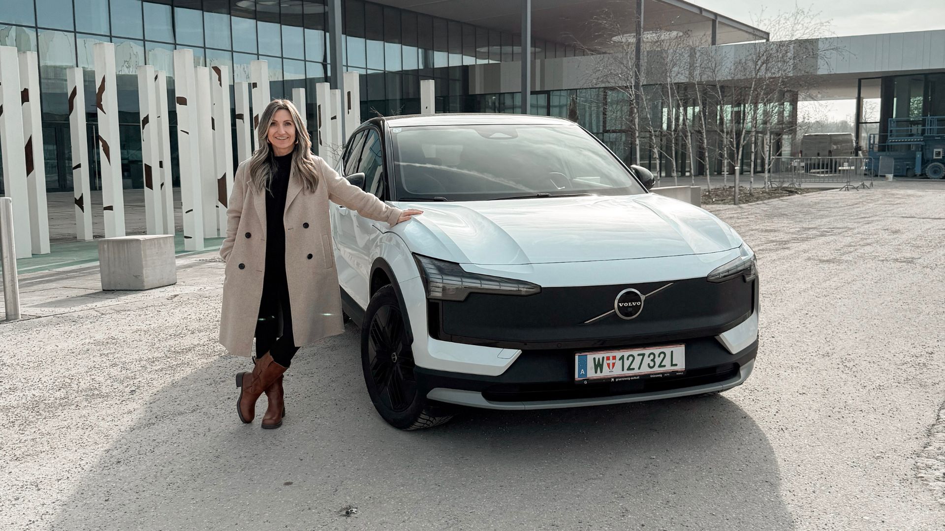 Redakteurin Nicole Madlmayr und der Volvo EX30 Cross Country