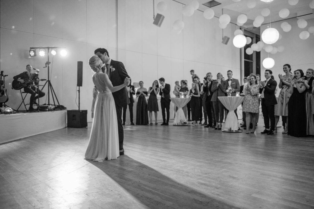 Coverage Duo: Brautpaar tanzt von den Gästen