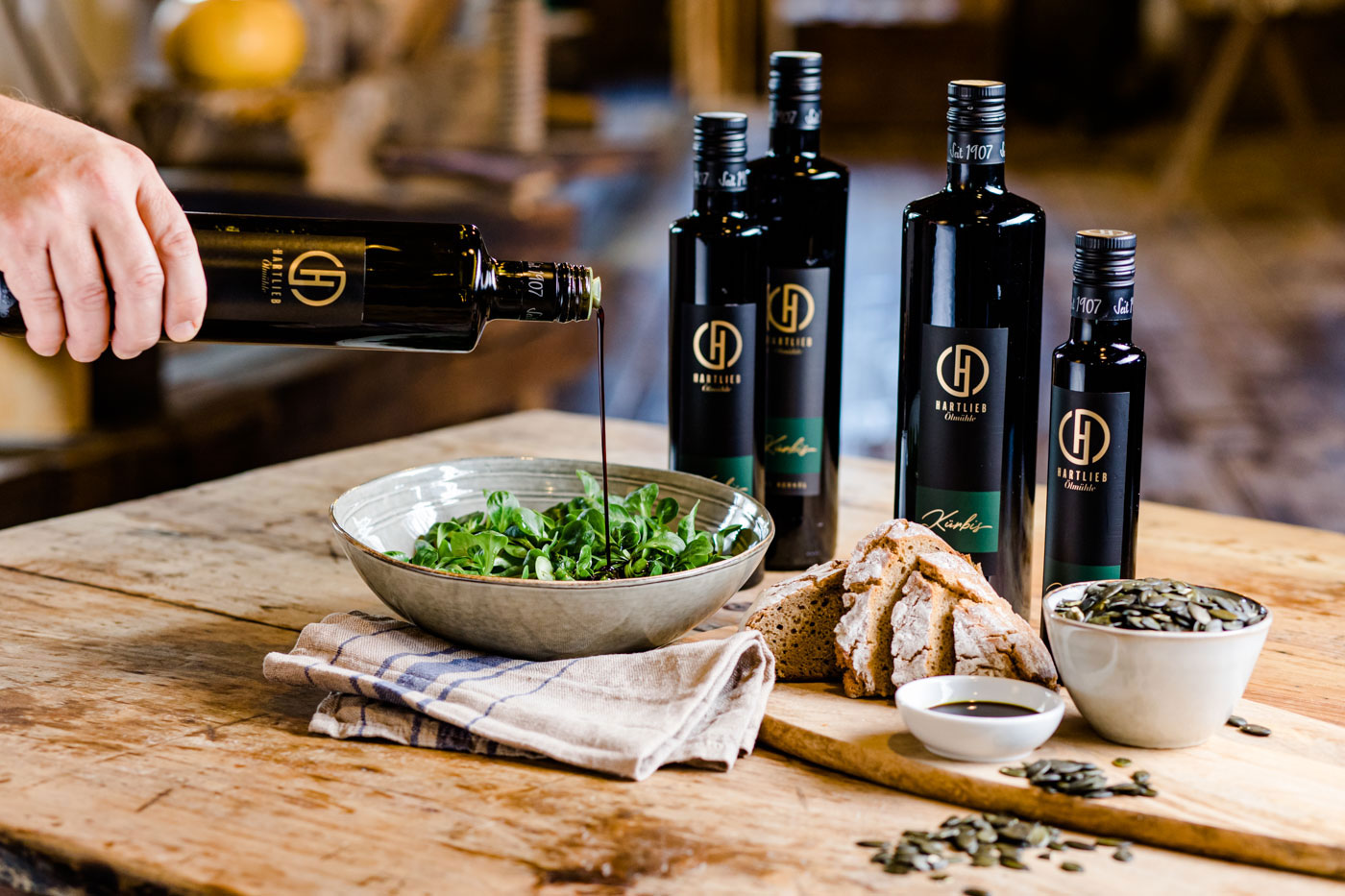 Kürbiskernöl wird über einen Vogerlsalat geschüttet.