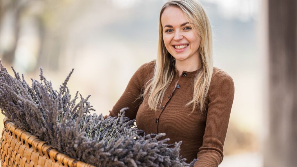 Biobäuerin Vanessa Aufreiter trägt Korb voller Lavendel
