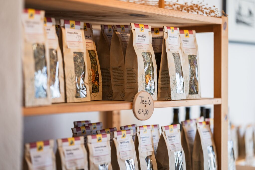 Verschiedene Sackerl mit Tee in einem Hofladen