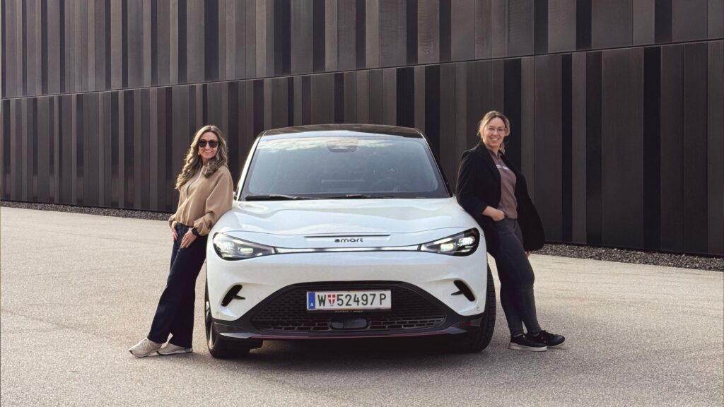Nicole Madlmayr und Ana Mrvelj mit dem smart #3 BRABUS