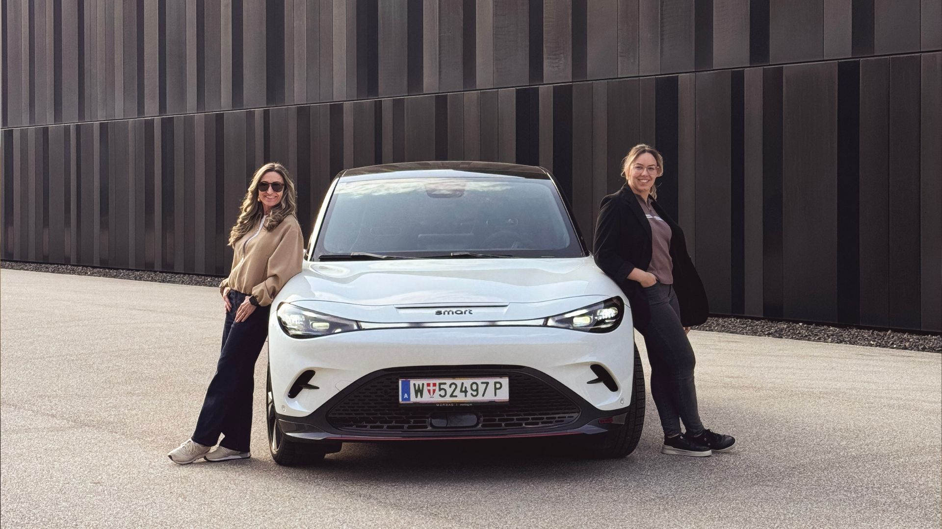 Nicole Madlmayr und Ana Mrvelj mit dem smart #3 BRABUS