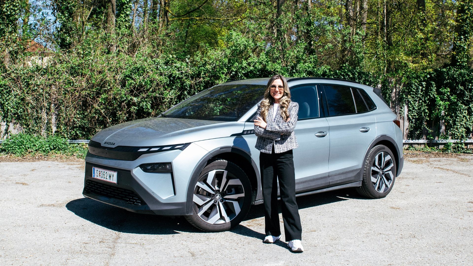 Redakteurin Nicole Madlmayr steht vor dem neuen Skoda Elroq