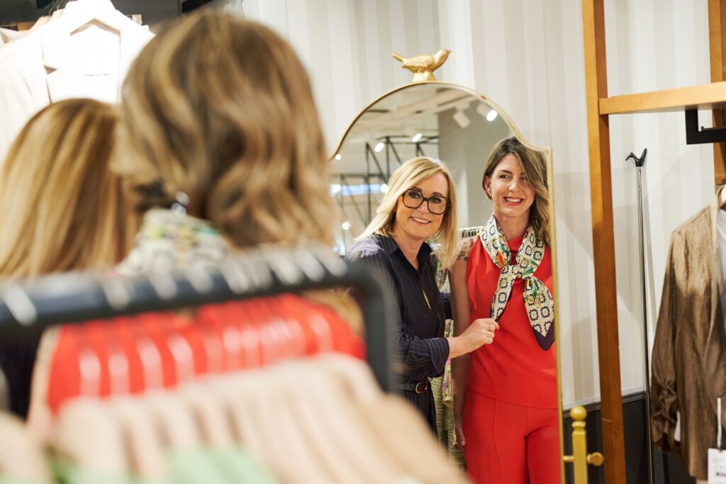 Styling-Expertin Sonja Buschberger berät Kerstin.