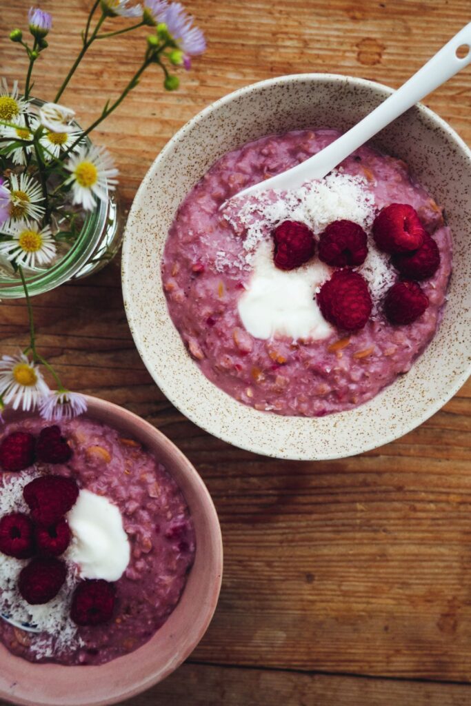 Pink Porridge mit Kokos und Himbeeren