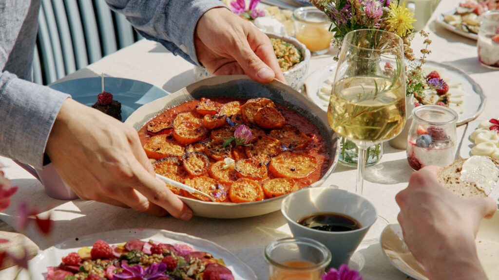 Gedeckter Tisch für den Muttertags-Brunch