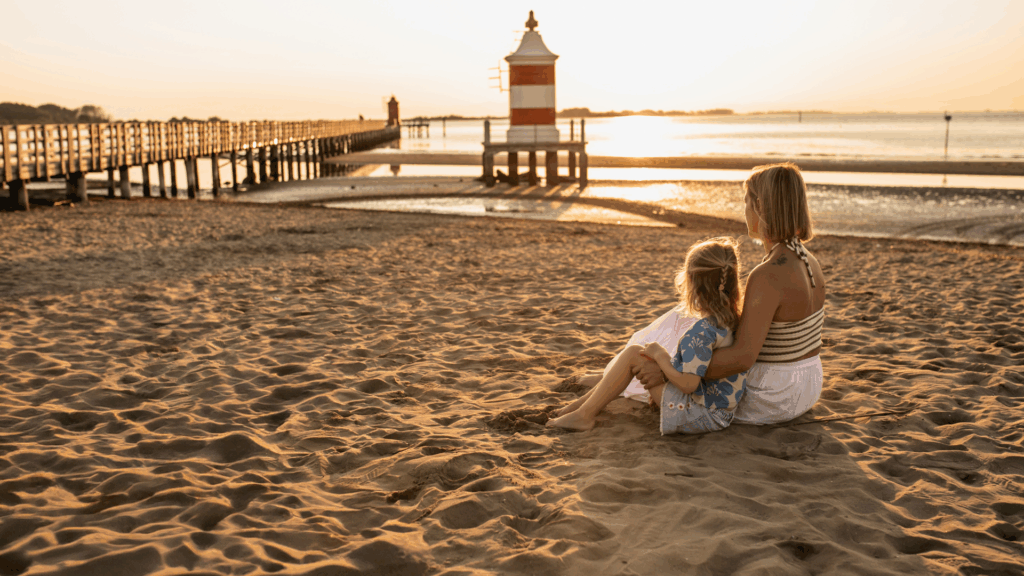 Frau und Kind am Strand