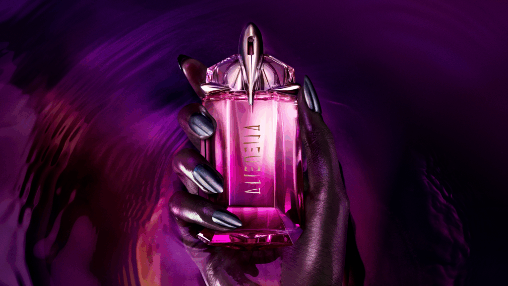 Mugler Alien Pulp wird von einer hand gehalten