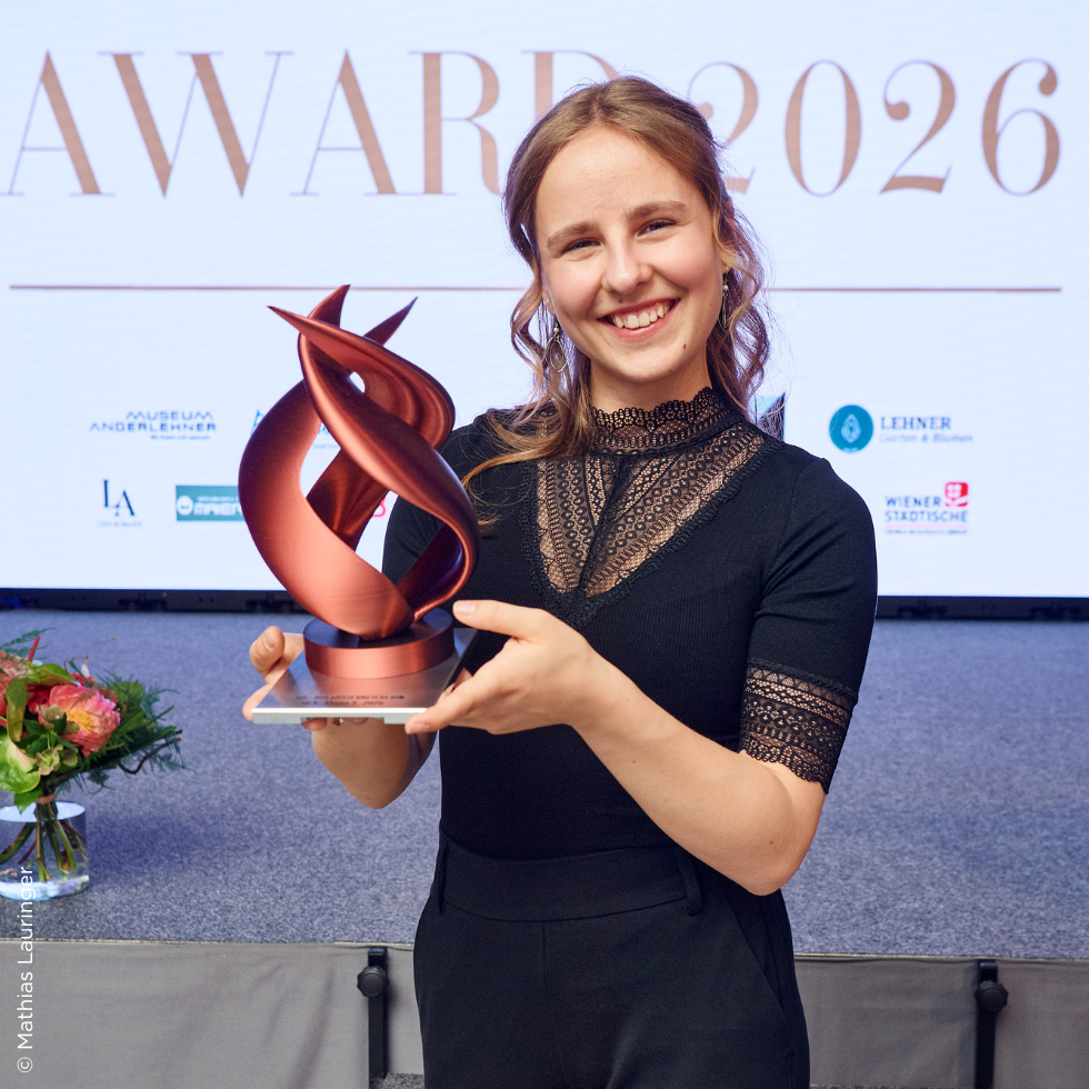 Emma Dammerer von der HTL Steyr mit dem von ihr designten Award.