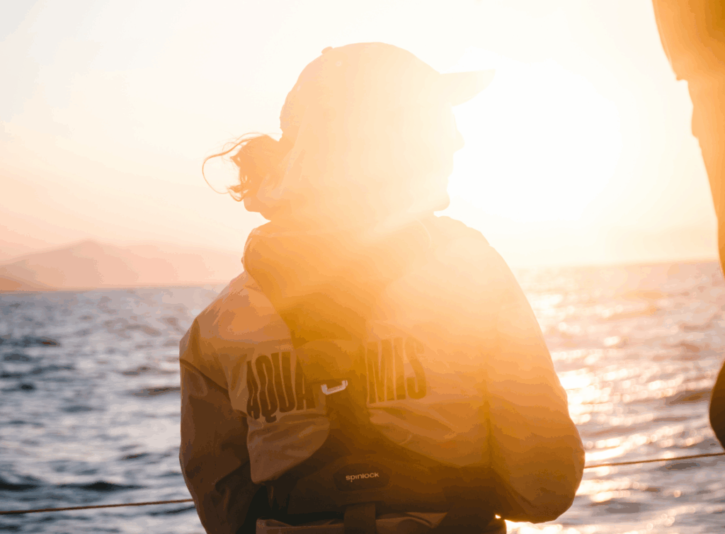 Eine Frau im Lichtspiel auf einem Segelboot