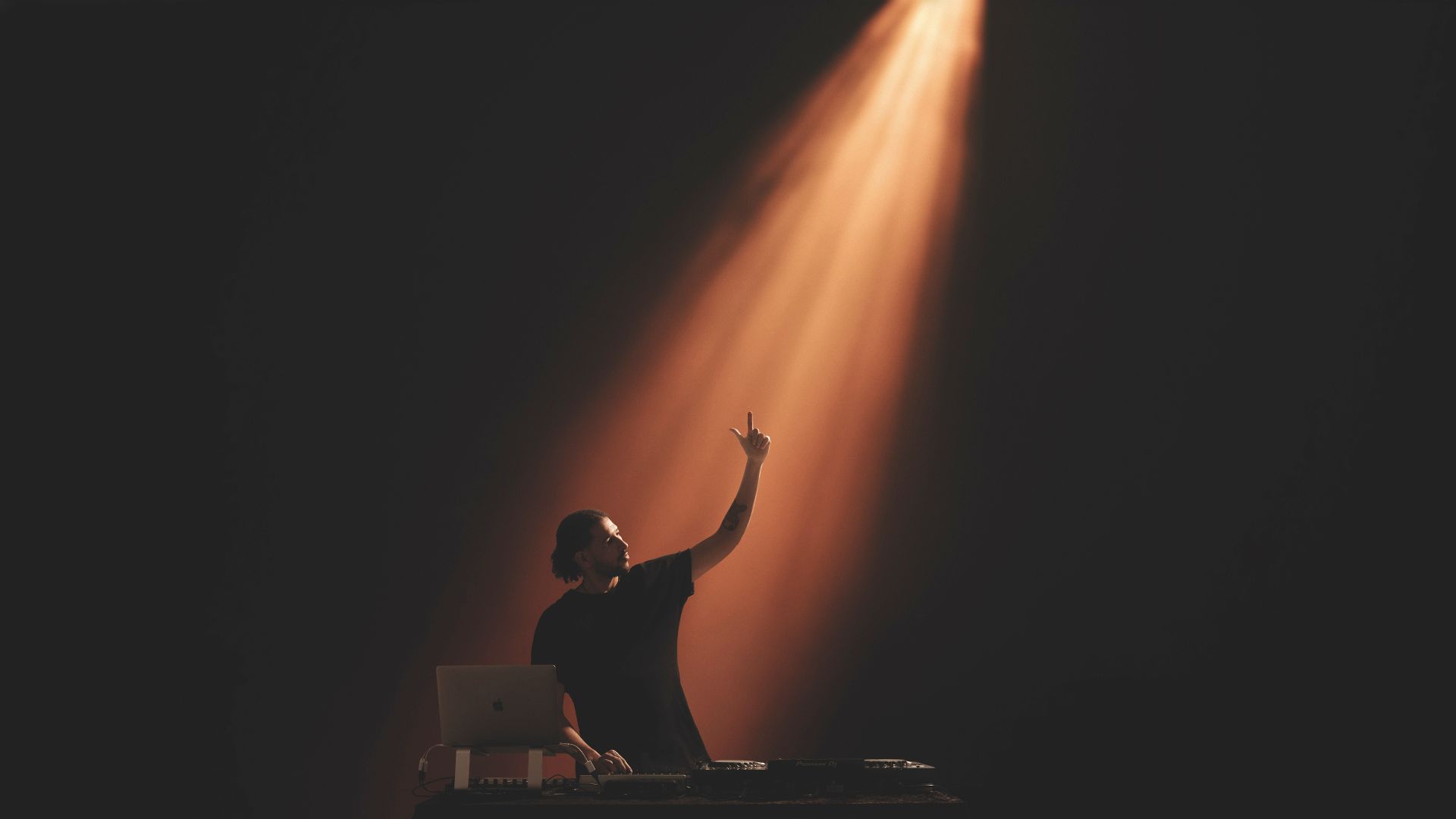 DJ Yo Raffa im Scheinwerferlicht am DJ-Pult
