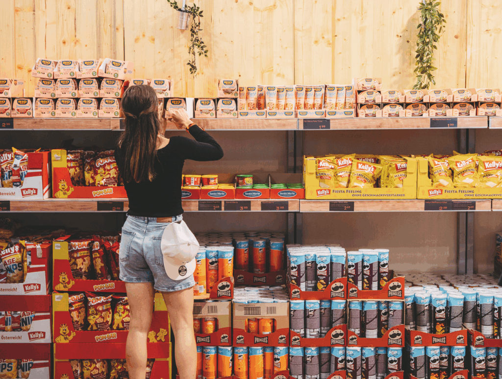 Eine Frau steht vor einem Supermarktregal