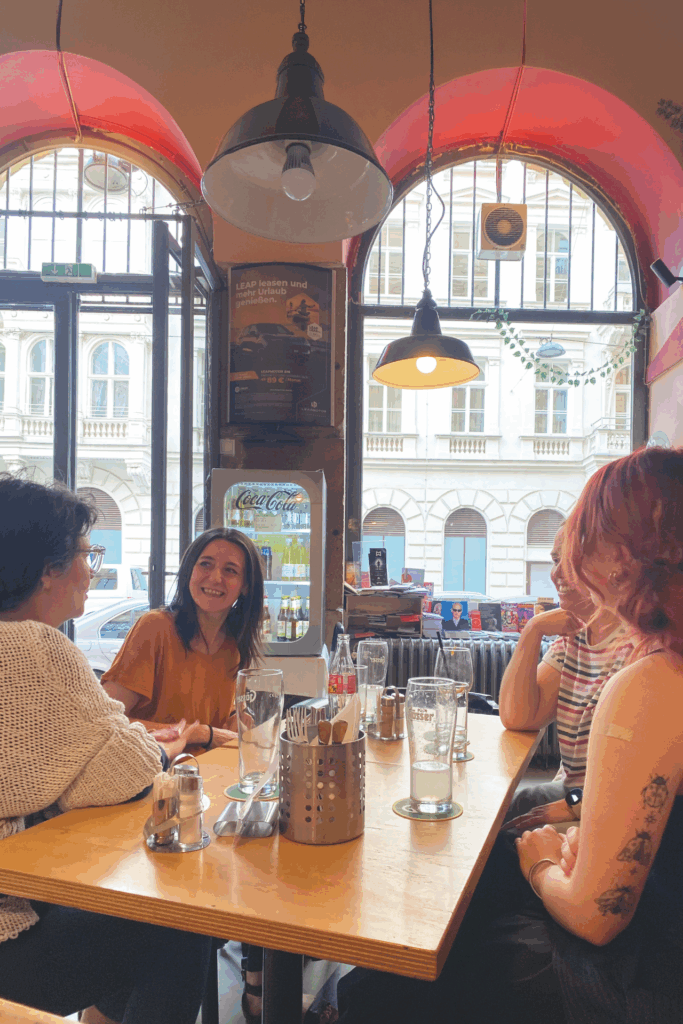 Die vier Frauen sitzen an einem Tisch