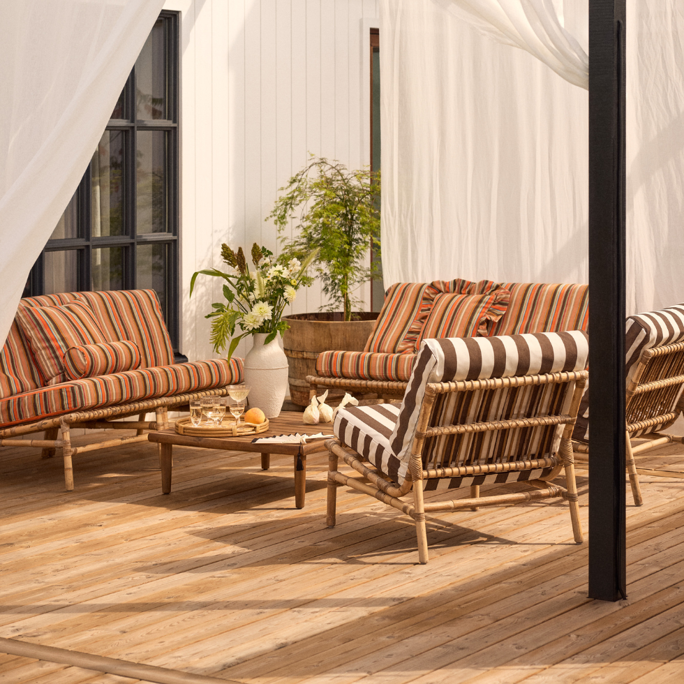Outdoor-Vorhänge schaffen eine luftige Atmosphäre für die Sitzlounge.