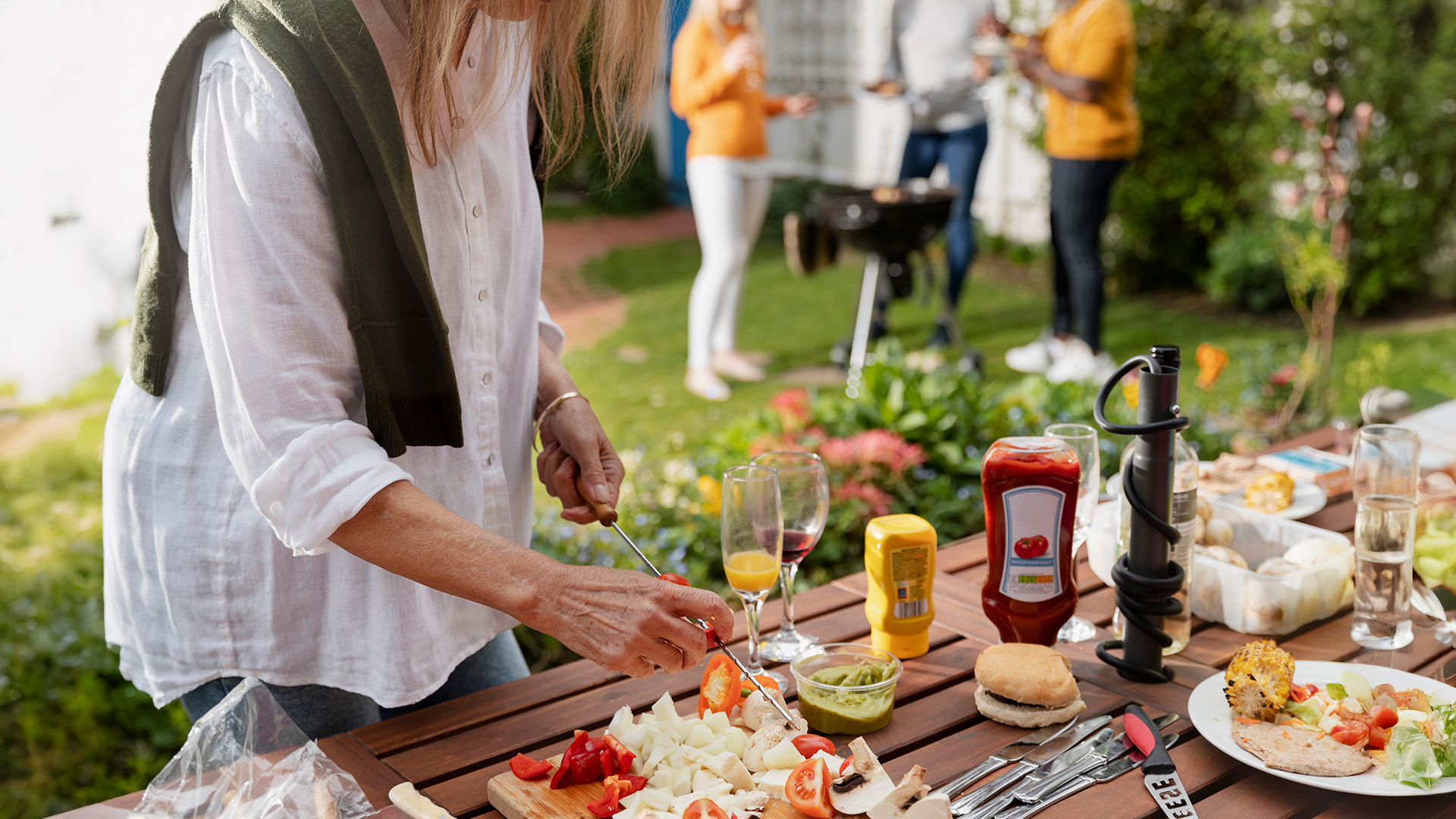 CookandGrill: Frau bereitet Grill vor