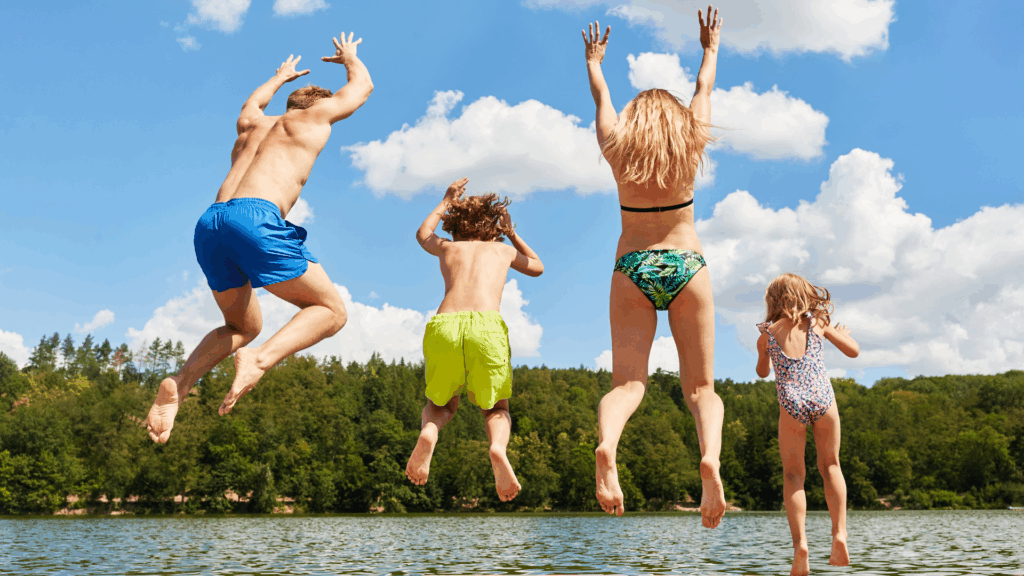 Campingplätze in Österreich: Familie spingt in einen See