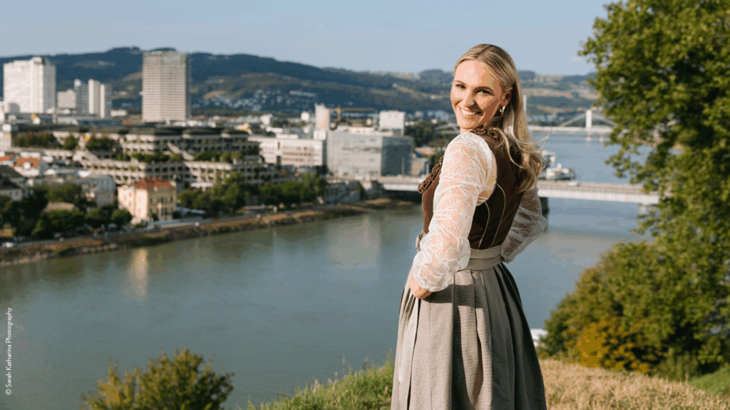 mimisglobe Beim Shooting am Linzer Schlossberg machte Mimi in den neuen Herbsttrends vom Modehaus KOLM eine gute Figur.