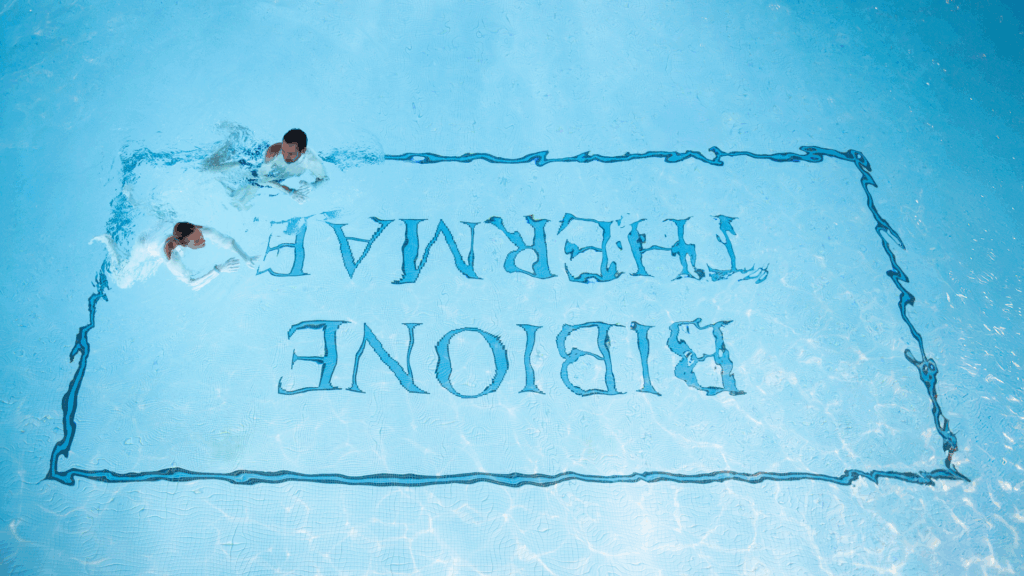 Menschen schwimmen in einem Pool