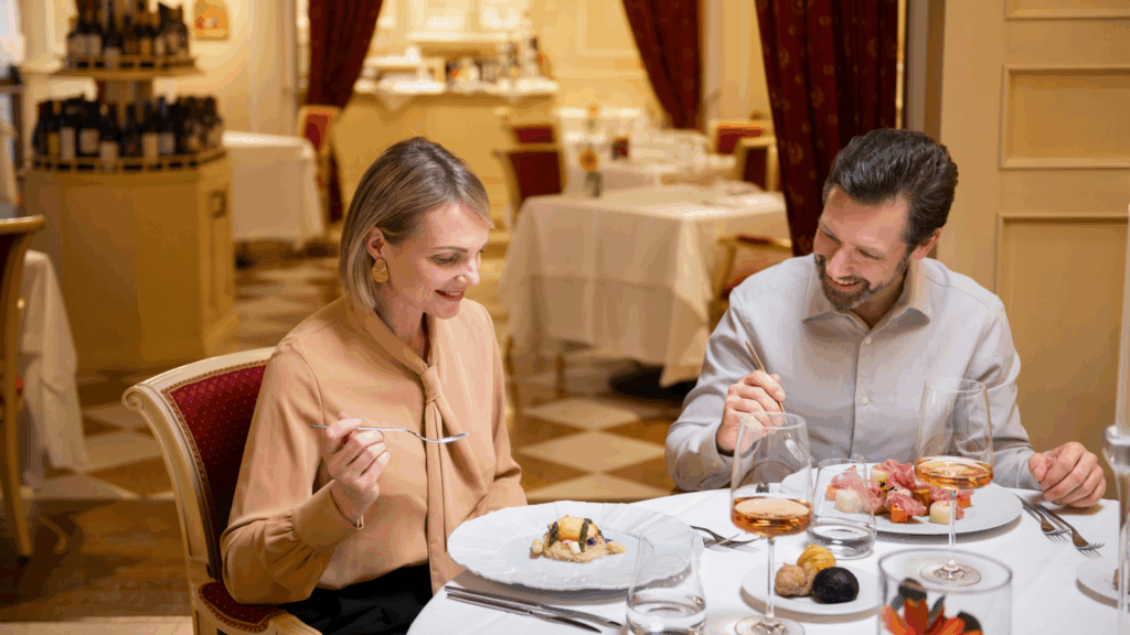 Eine Frau und ein Mann im Restaurant