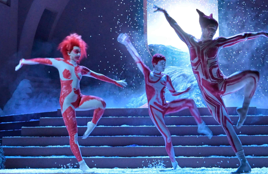 Ariadne auf Naxos Bühnenbild mit drei Tänzer, oben kommt durch eine Öffnung eine Figur herunter