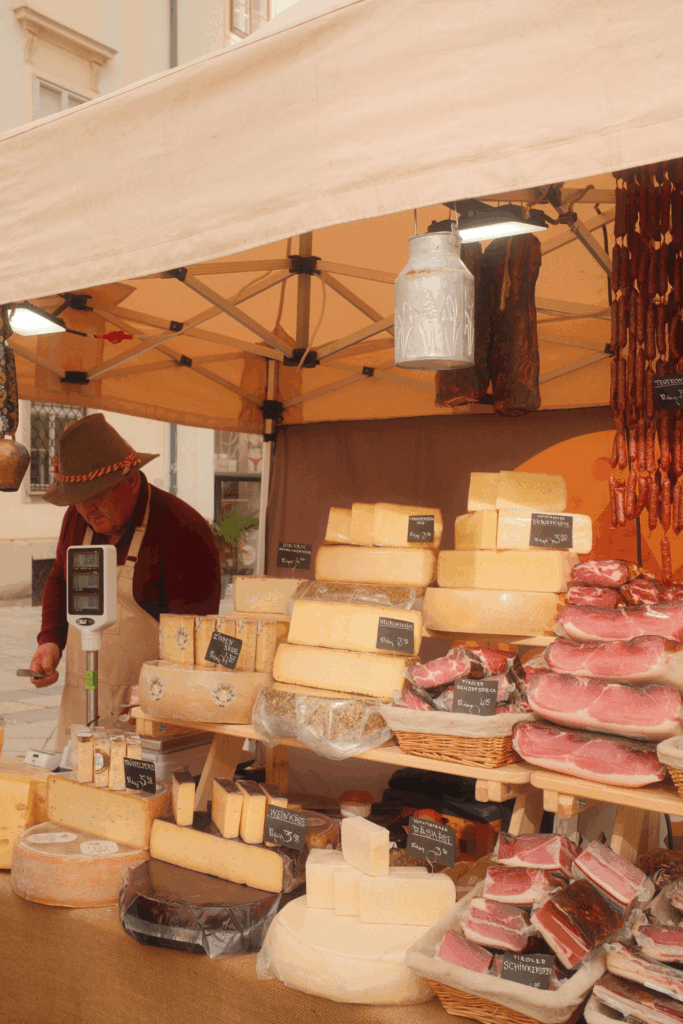 Bauernmarkt: verschiedene Käse- und Fleischware