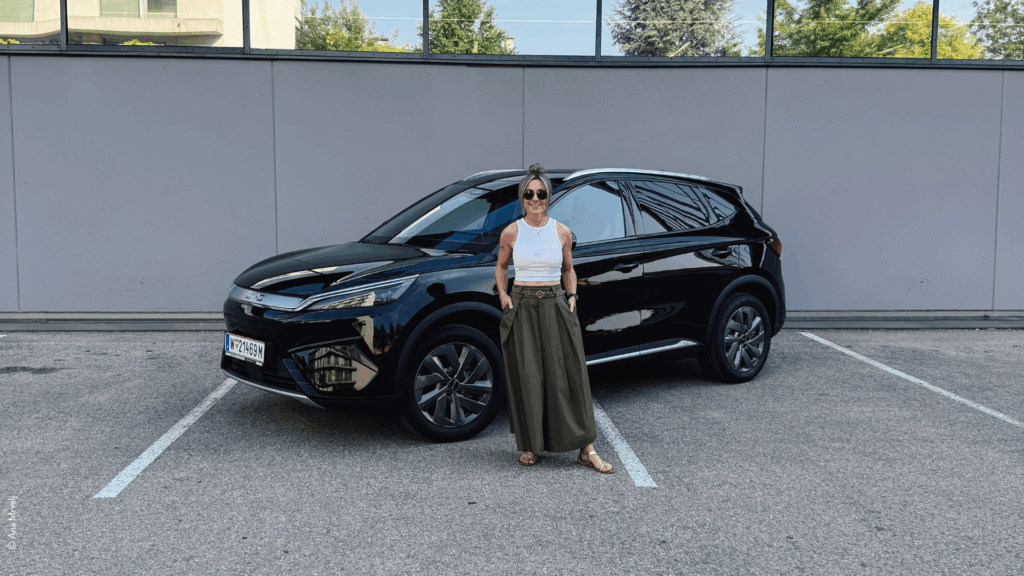 Redakteurin Nicole Madlmayr und der BYD ATTO 3 EVO
