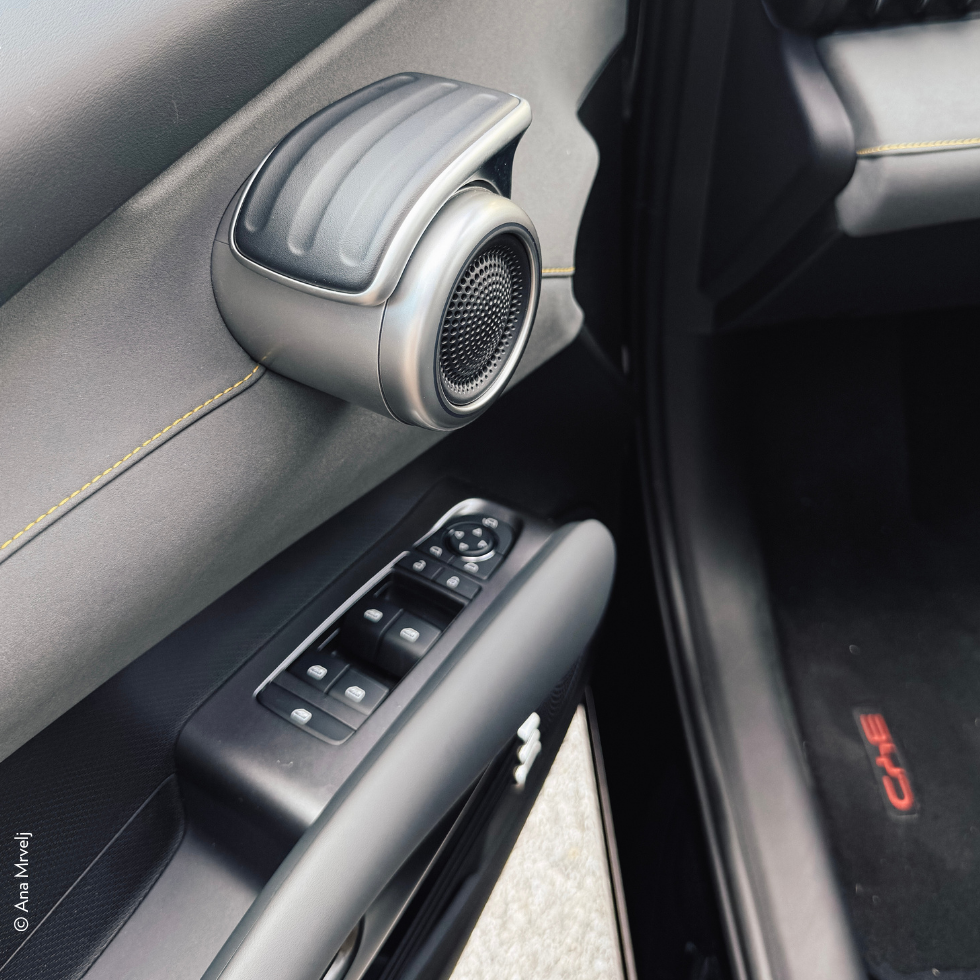 BYD ATTO 3 EVO Türöffner am Lautsprecher