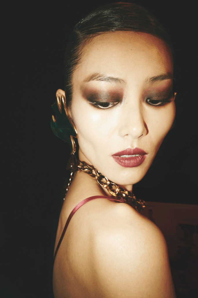 Model von Saint Laurent mit dunklem Augenmakeup