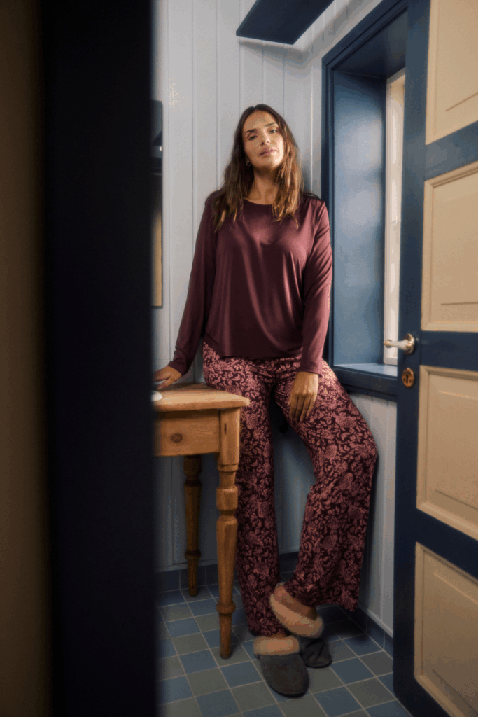 Pyjama-Langarmshirt und Hose um je € 49,95 aus der Lily-Kollektion.